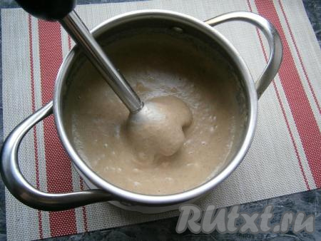 Горячий суп пюрировать погружным блендером до однородной, бархатистой консистенции. 