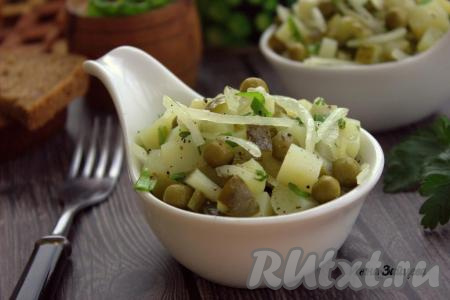 Салат с картошкой, солёными огурцами и горошком