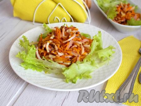 Кальмары, жареные с луком и морковью