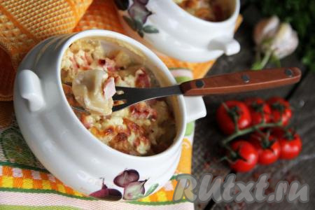Пельмени по-уральски, запечённые в духовке, получились очень вкусными и сытными. Уверена, это простое блюдо понравится многим!