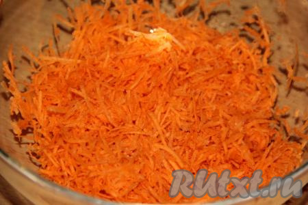Почистить морковь и натереть на мелкой тёрке. 