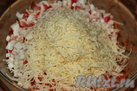 Выложить в салат натёртый на мелкой тёрке сыр, добавить по вкусу соль и тщательно перемешать. Заправлять майонезом этот салат нужно непосредственно перед подачей.