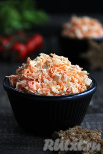 Вот такой яркий, вкусный и очень нежный салат с крабовыми палочками, морковью и сыром получился. Просто, быстро, сытно и красиво!
