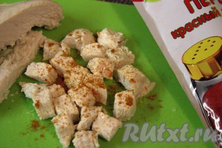 Посыпать куриное филе красным острым перцем (мне хватило 0,5 чайной ложки перца).