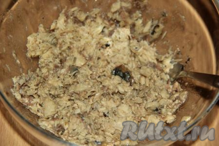 Открыть баночку со скумбрией, лишнее масло слить, а рыбку размять вилкой.