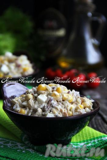 Салат из консервированной скумбрии с рисом