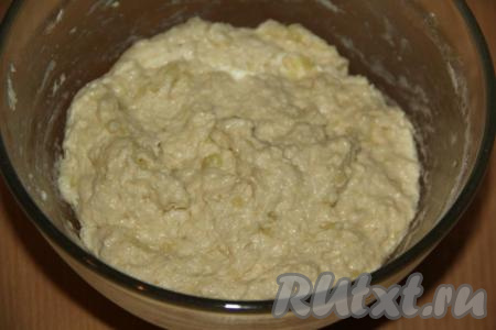 Перемешать картофельное тесто для фокаччи ложкой, оно получится липким и вязким.