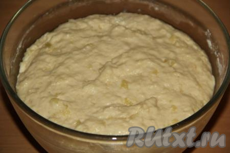 Оставить тесто, прикрыв полотенцем, в тёплом месте на 1,5 часа. Тесто за это время поднимется и увеличится в объёме в несколько раз.