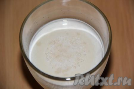 Теперь приготовим опару, для этого в тёплой воде (температура воды не более 40 градусов) нужно растворить сухие дрожжи и оставить на 15 минут.