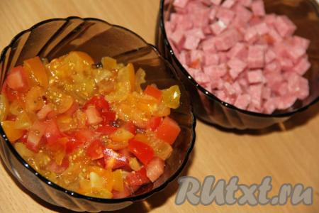 Колбасу нарезать на мелкие кубики. Вымытые помидоры нарезать достаточно мелко. 