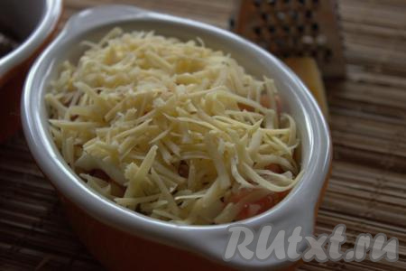 Затем посыпать натёртым твёрдым сыром  и отправить в разогретую духовку. Куриную печень с помидорами и сыром запекать минут 10 (до красивой золотистой корочки) при температуре 180 градусов.