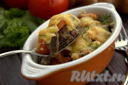 Очень нежную и вкусную куриную печень, запечённую в духовке с помидорами и сыром, подавать в горячем виде, посыпав рубленной зеленью.