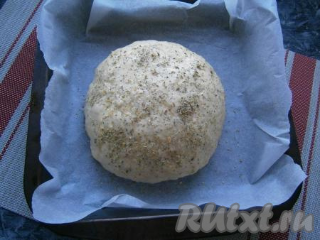 Посыпать хлебушек сверху любыми ароматными травами и оставить его в тепле на 30-40 минут.