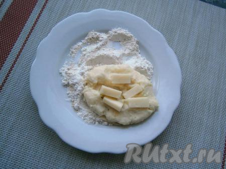 Чуть влажными руками из части картофельного теста сформировать лепёшку, в середину которой поместить по несколько брусочков сыра.