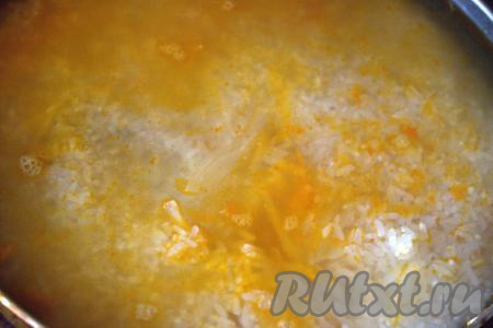 Влить два стакана воды (или бульона), довести до кипения, сковороду накрыть крышкой. Огонь уменьшить до минимума и тушить капусту с рисом минут 20-25 (до полного испарения жидкости и готовности риса), затем перемешать.