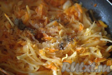 Все овощи тщательно перемешать, посолить, добавить специи по вкусу.