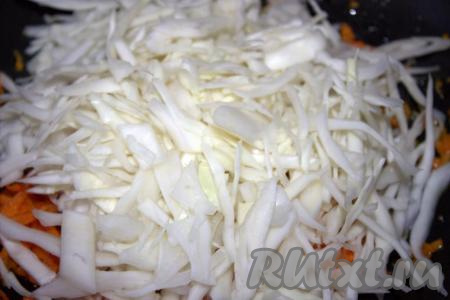 Капусту очистить от верхних испорченных и грязных листьев, промыть, тонко нашинковать и выложить в сковороду к овощам.