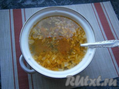 Выложить обжаренные овощи в кастрюлю с картошкой и консервированным зелёным горошком, всыпать специи, дать закипеть, затем проварить суп 5 минут на небольшом огне.