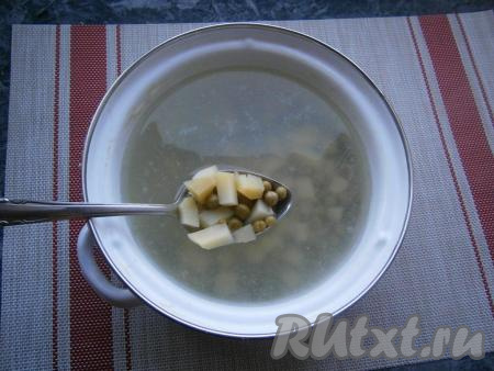 Дождаться закипания воды, посолить и варить картошку на небольшом огне 15-20 минут. Затем добавить в кастрюлю консервированный горошек без жидкости.