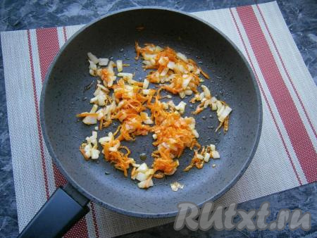 Лук нарезать небольшими кусочками, а морковку натереть на крупной тёрке. Разогреть 2 столовые ложки масла на сковороде, выложить морковку и лук, обжарить, помешивая время от времени, до мягкости на среднем огне.