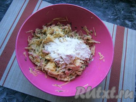 Всыпать пару столовых ложек муки и соль по вкусу.