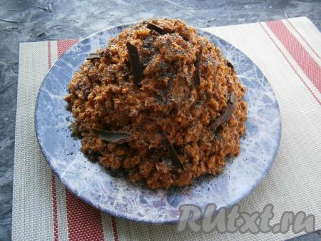 Сверху торт посыпать маком и украсить слайсами (полосками) из натёртого (или тонко нарезанного) чёрного шоколада.