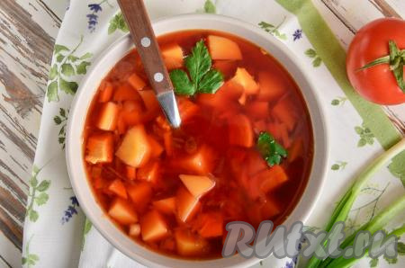 В процессе варки свекольника достаньте куриное мясо и разберите его на небольшие кусочки, затем верните назад в кастрюлю. Можно также добавить за 5-7 минут до готовности 1 столовую ложку яблочного уксуса или аналогичное количество лимонного сока - это придаст кислинку и сохранит яркий цвет. Подавать свекольник с курицей нужно в горячем виде, дополнив свежей зеленью и сметаной.