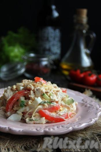Салат с куриной грудкой, помидорами и сыром получается очень нежным. Это блюдо не только насытит, но и порадует приятным вкусом, попробуйте!