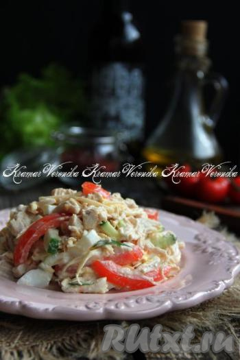 Салат с куриной грудкой, помидорами и сыром