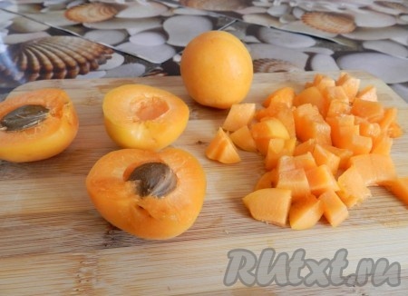 Абрикосы вымыть, очистить от косточек, нарезать на небольшие кусочки. Добавить абрикосы в тесто, перемешать.