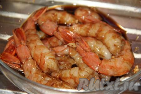 Перемешать лангустинов со специями и оставить мариноваться на 30 минут. 