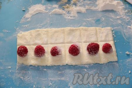 Выложить в каждую нижнюю секцию по одной малинке. Я предварительно не размораживала ягоды.