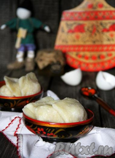 Подать вкусные и сытные вареники с начинкой из замороженной малины к столу, добавив сметану или варенье.