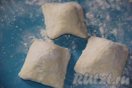 Ячейку, на которую выложена ягодка, накрыть второй ячейкой и защепить края.