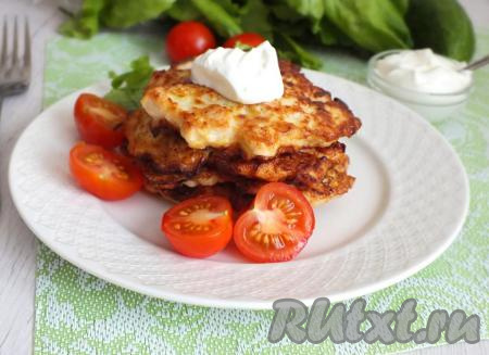 Вкусные, сочные куриные оладьи, приготовленные с добавлением кабачка, подавайте со свежими овощами или с любимым гарниром. Такие оладушки непременно понравятся вам и вашим близким!
