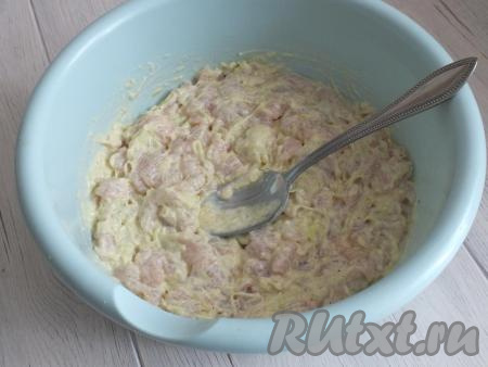 Перемешайте тщательно получившуюся курино-кабачковую массу и оставьте на столе на 15 минут.