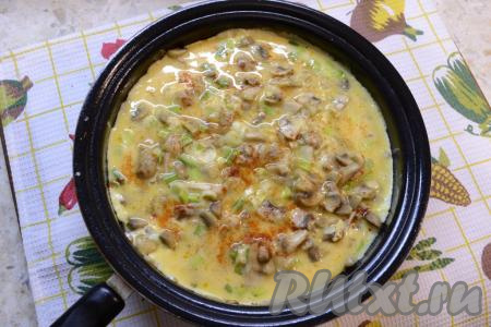 Перемешать грибы с луком и залить их яичной смесью.