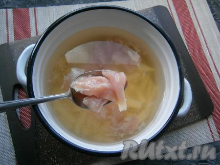Залить картофель 1,5 литрами воды, добавить в кастрюлю куриное филе, нарезанное на длинные, небольшие кусочки.