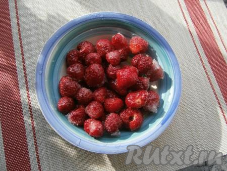 Клубнику достать из морозилки.