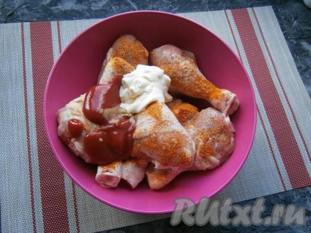 К куриным ножкам добавить майонез и кетчуп, хорошо перемешать.