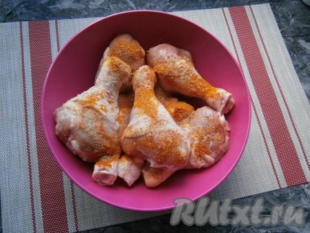Куриные ножки вымыть, обсушить бумажными салфетками, затем посыпать их солью, чесночным перцем и специями.