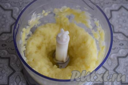 Измельчённые лук и картофель должны получиться похожими на кашицу, при такой консистенции наши котлеты получатся сочными и нежными.