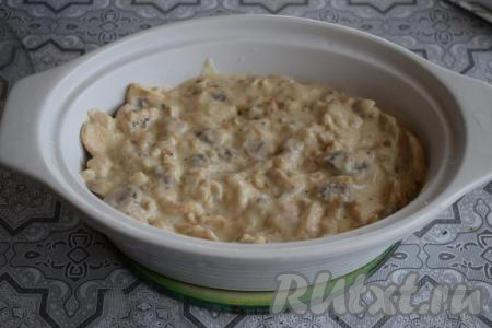 Выключаем огонь и перекладываем наш жульен со сковороды в керамическую форму для запекания (у меня форма вместимостью 1,5 литра, можно запечь жульен в порционных формочках или кокотницах).