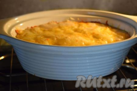 Отправляем форму с жульеном с курицей и шампиньонами в холодную духовку, для того чтобы форма не лопнула. Выставляем температуру 180 градусов и запекаем наше блюдо, примерно, 25-30 минут.