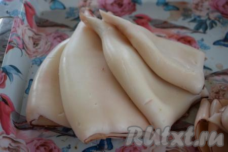 Вынимаем кальмаров и опускаем в холодную воду. Снимаем с тушек тонкую плотную плёночку и промываем. Наши кальмары готовы к дальнейшему приготовлению.