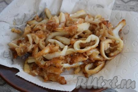 Снимаем кальмаров со сковороды и выкладываем на бумажные полотенца для того, чтобы ушло лишнее масло. Таким образом жарим всех кальмаров.