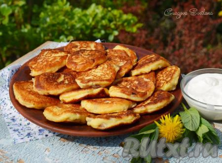 Сырники из творога с изюмом на сковороде
