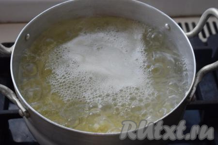 В кипящую воду отправляем дольки картофеля и варим с момента закипания, примерно, 10-12 минут (до полной готовности). Время варки зависит от сорта картошки и размера нарезанных долек.