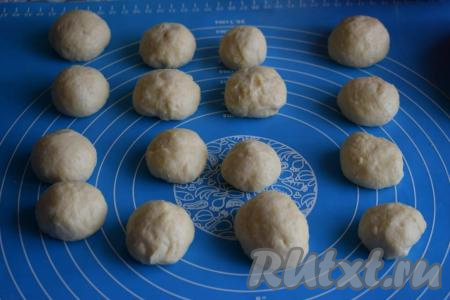 Округляем каждый комочек теста при помощи рук.