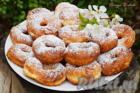 Рецепт пышных пончиков на молоке и дрожжах